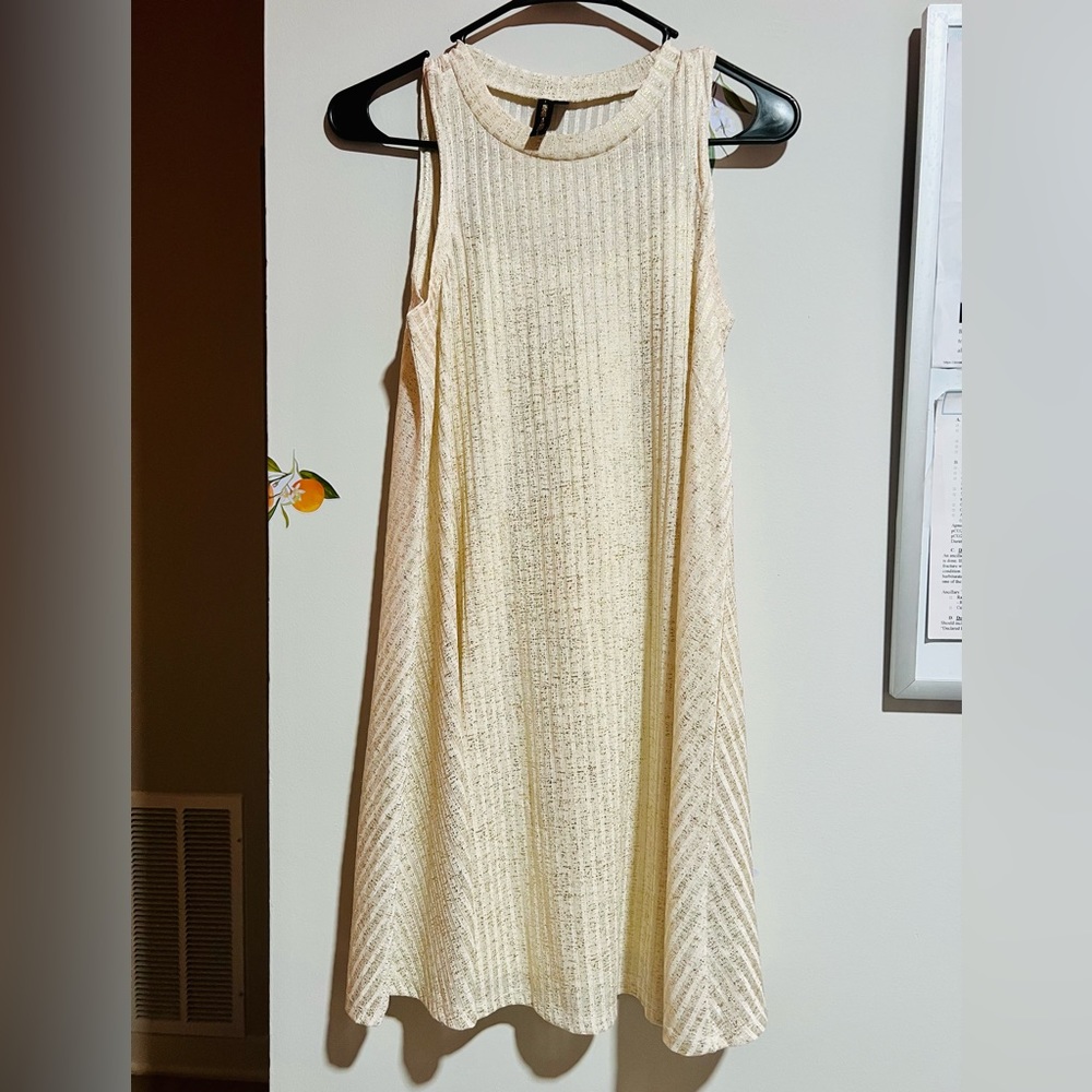 Adorable sleeveless dress!